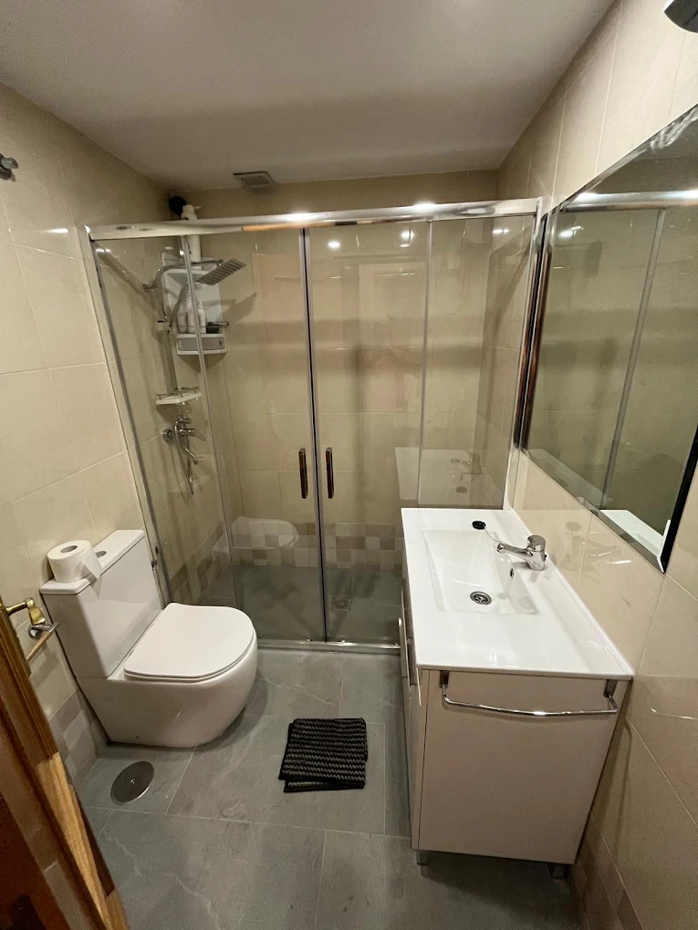 Reforma completa de baño con ducha, mampara y mueble lavabo moderno en Madrid - Reformas Arias