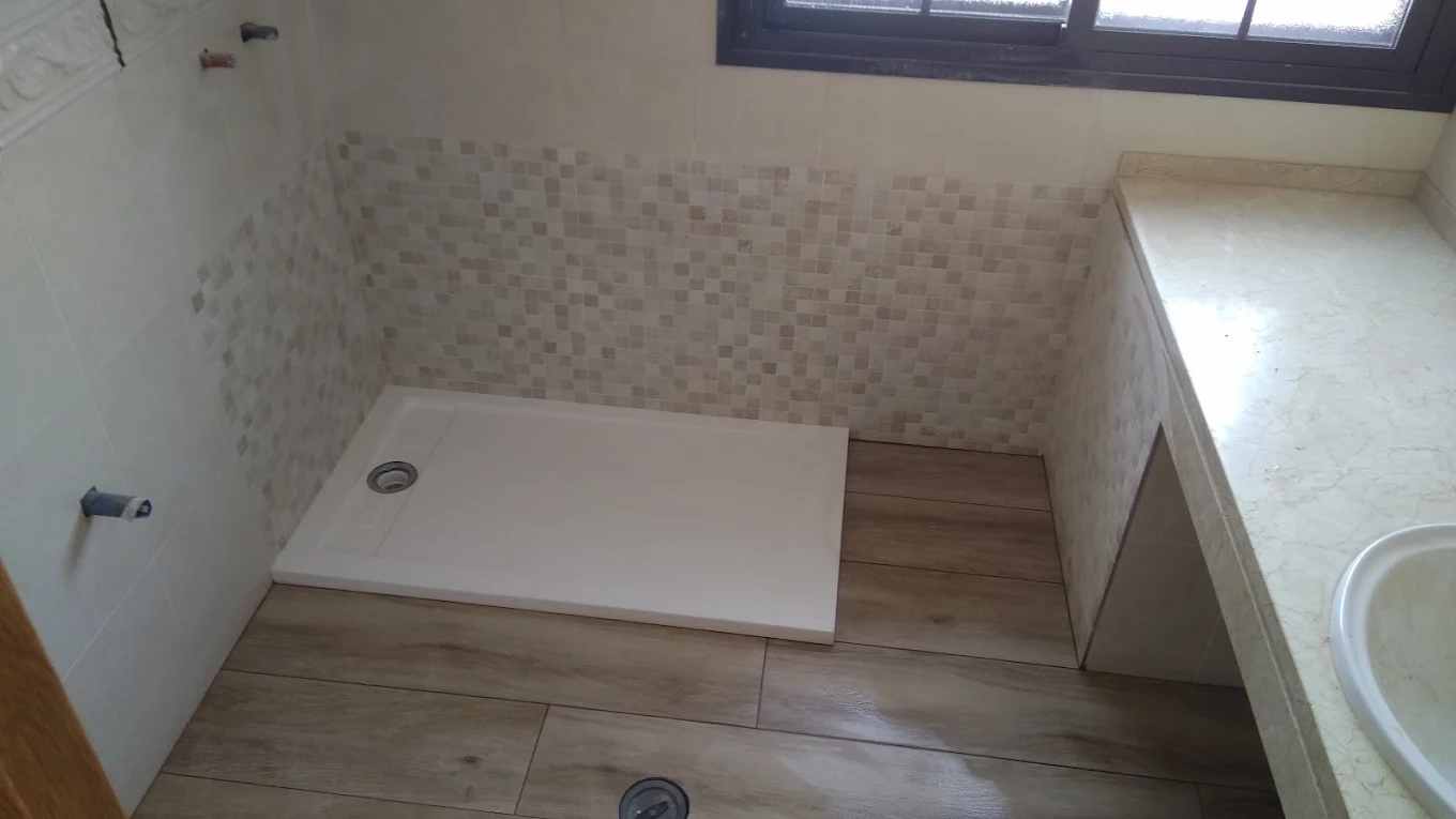 Reforma baño con plato ducha porcelánico imitación madera antideslizante Madrid