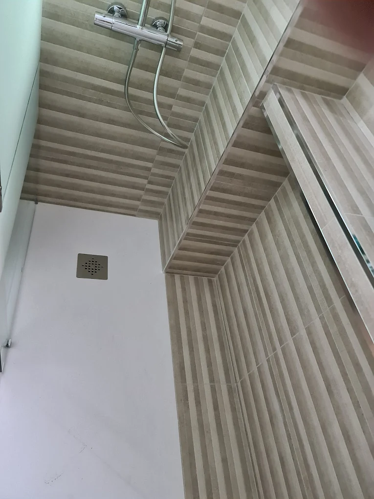 Ducha con azulejo en relieve rayas verticales banco integrado y nicho Madrid