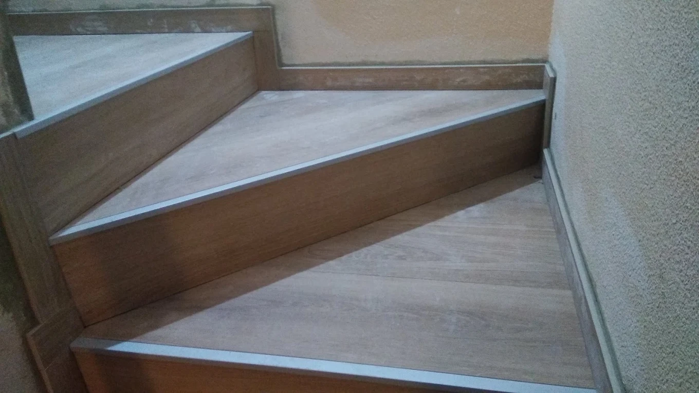Detalle escalera porcelánico imitación madera acabado perfecto Madrid