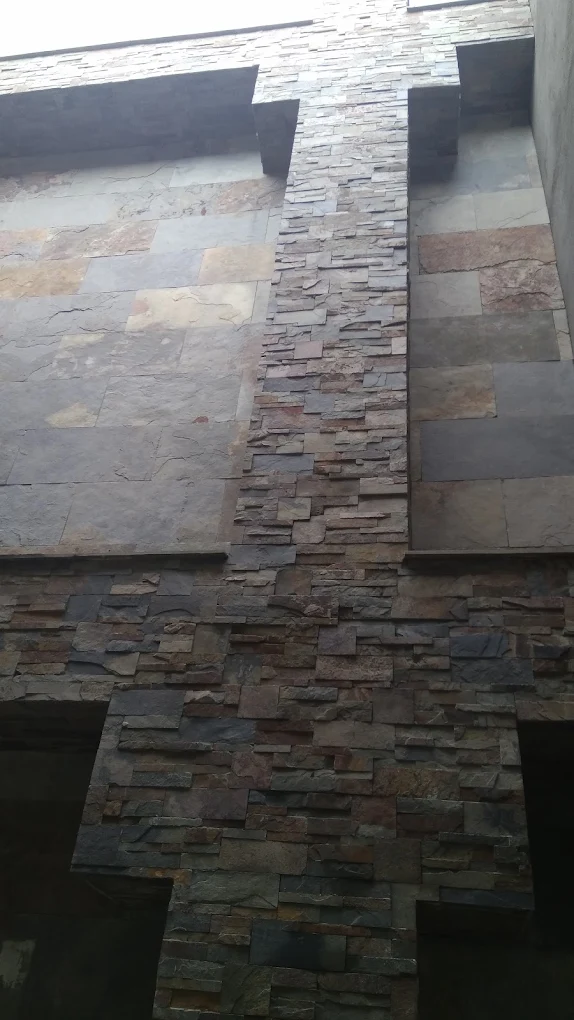 Reforma fachada exterior con piedra natural en edificio de dos alturas Madrid